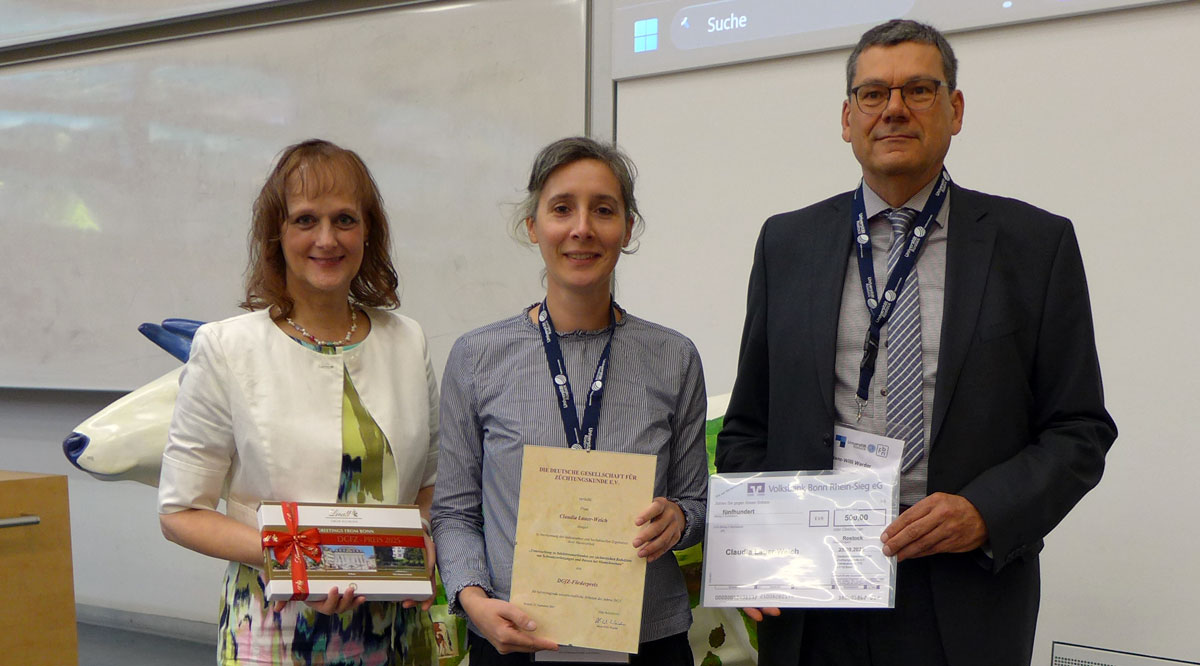von links nach rechts sind auf dem Foto zu sehen: Dr. Bettina Bongartz, Preisträgerin Claudia Lauer-Weich und Hans-Willi Warder