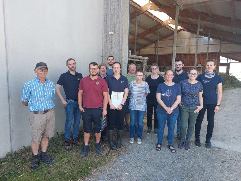 Gruppenbild der Schulungsteilnehmer vor dem Stallgebäude.