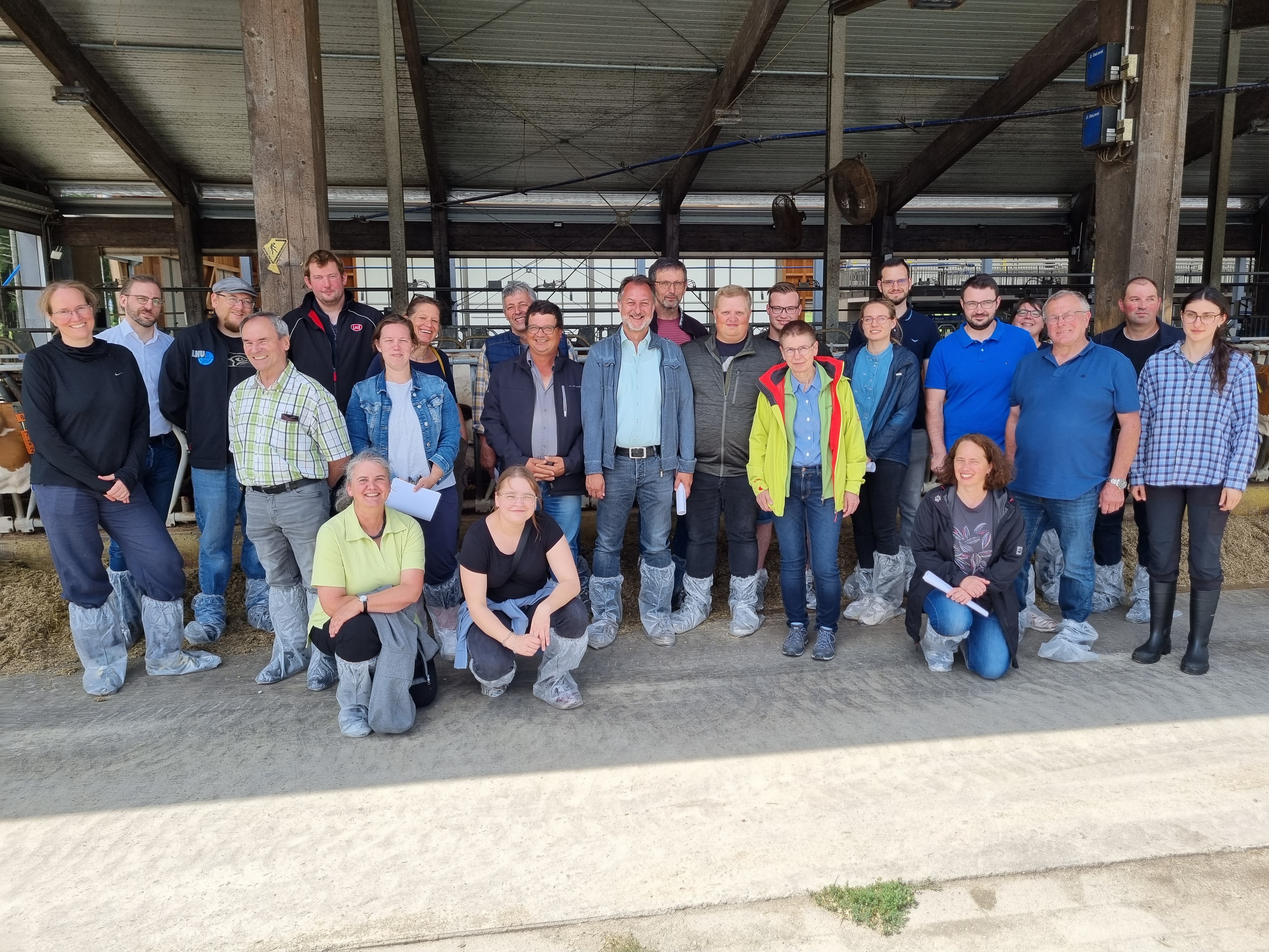 Gruppenbild der Teilnehmer des Klimatages in Aulendorf vor einem Rinderstall