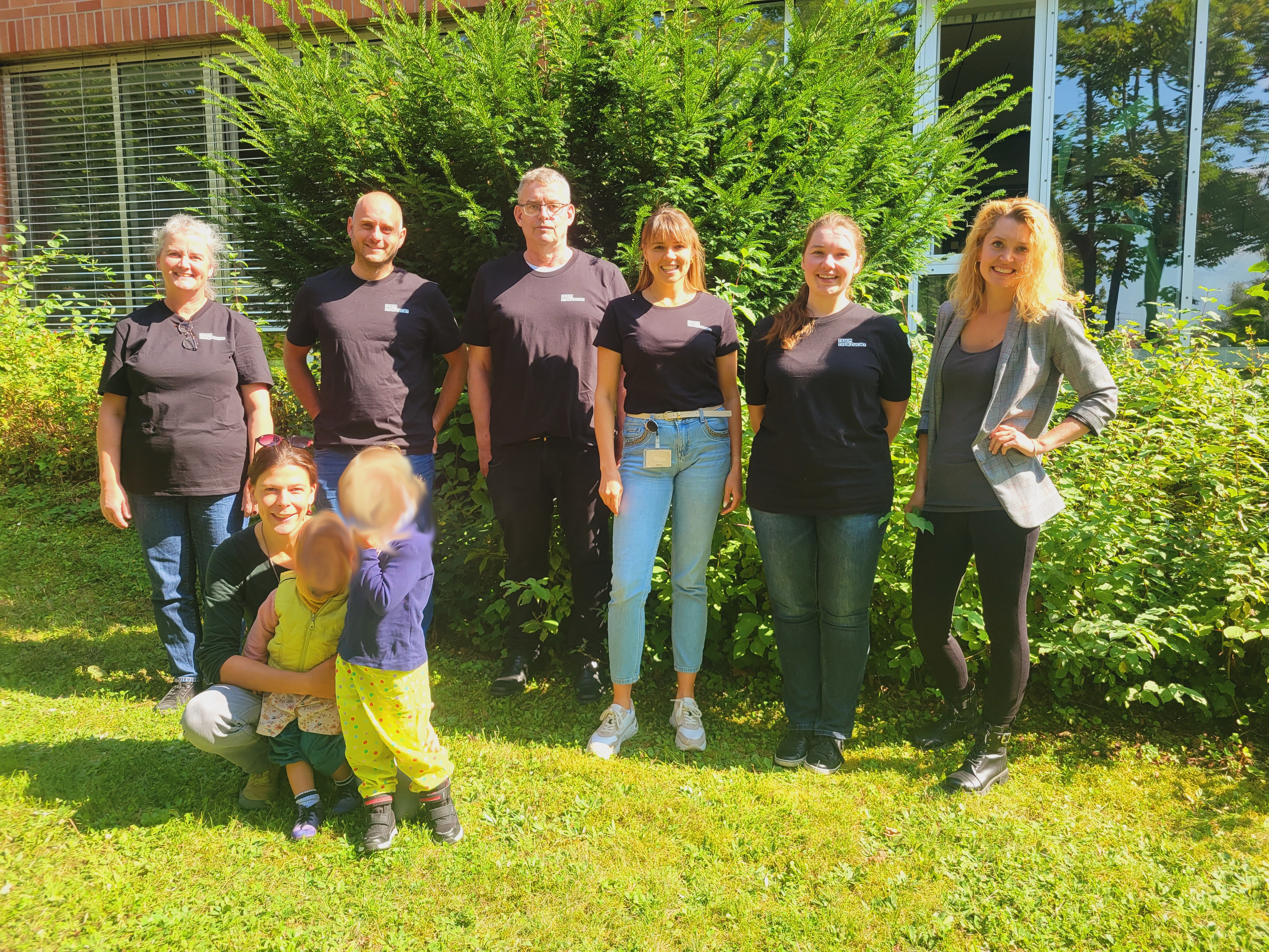 Das Zuchtwertschätzteam Baden- Württemberg steht mit einer Kollegin von der LSZ Boxberg vor dem Dienstgebäude