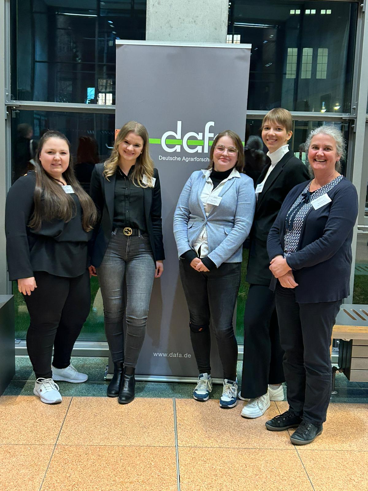 Gruppenbild der Teilnehmer an der DAFA- Tagunf vor einem Aufsteller mit dem DAFA- Logo 